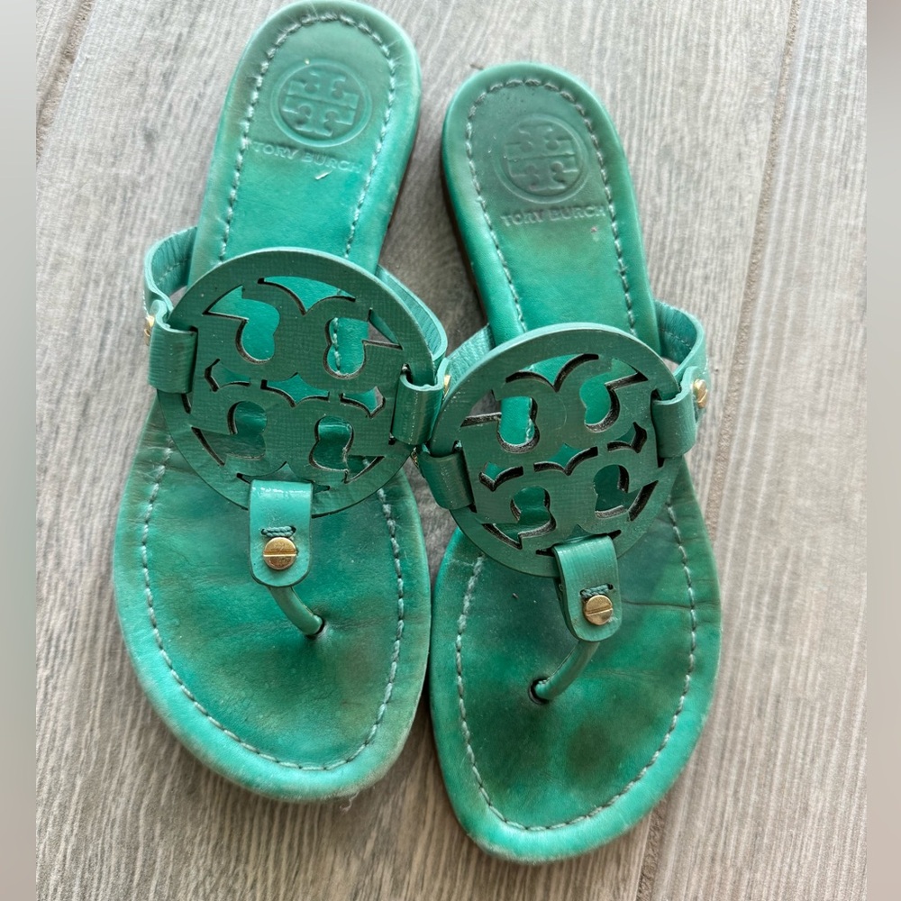 Used Tory Burch miller sandal sz 7M
Color Teal
Still has some wear left in them!
